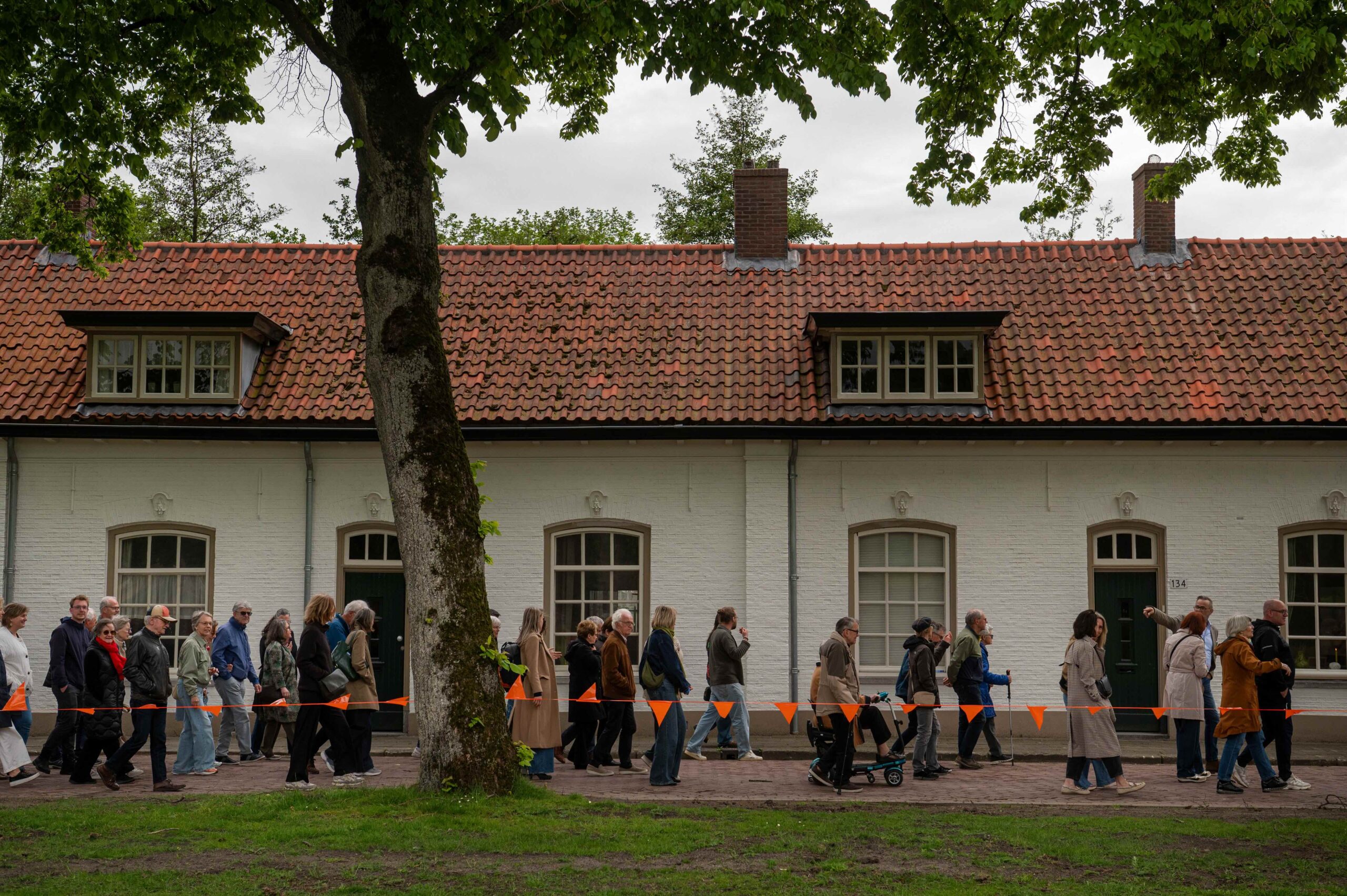 PHOTED by Edwin Wiekens iov Gemeente Breda.
Openingsbijeenkomst Seeligpark Breda. 6 mei 2026. In samenwerking met Bart Heppenhuis.

Vele activiteiten met diverser personen.
Opening bijeenkomst door Mascha de Rooij bij de feestent. Presentatie van kindertekeningen door de kinderen uit de buurt. Toelichting door programmamanager Gasthuisvelden Tjalda Kalsbeek
Aan de hand van vragen van Mascha vertelt Tjalda over de totstandkoming van het park als onderdeel
van Gasthuisvelden en is er aandacht voor het thema Gastvrij. Wandeling over het park, de Seeligsafari (zonder wilde dieren). Langs de toegangspoorten.

Opening poort Arsenaalpad: aandacht voor het thema Gezond-verbonden met de natuur;
Wethouder Jeroen Bruijns en kinderen uit Fellenoord openen de poort door aan weerszijden van de
toegang de strik open te trekken.

Opening poort Markendaalseweg: aandacht voor het thema Geworteld-verbonden met het militaire
verleden. Wethouder Eddie Förster en bewoners Stef Goedhart en Sinead Power openen de poort door aan
weerzijden van de toegang de strik open te trekken. 

Optreden dichter Liek van Egmond bij poort Markendaalseweg en afslutien met een toost.


fotografie PHOTED by Edwin Wiekens © info@photed.com www.photed.com +316 24211898; 
Edwin Wiekens PHOTEDby Edwin Wiekens info@photed.